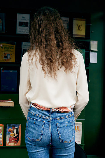 Femme en soie ivoire boutonnée vers le bas chemisier